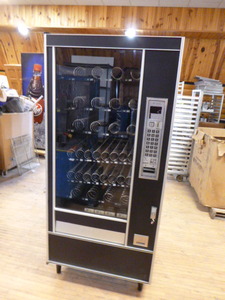 lot 13 image: Snackshop Vending Machine