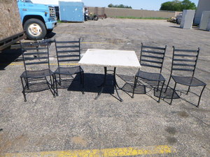 lot 30 image: Outdoor Patio Table with 4 Chairs