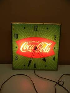VINTAGE DRINK CocaCola PAM CLOCK  - WORKS - COOL PIECE - GLASS HAS A CRACK, SEE PICTURES