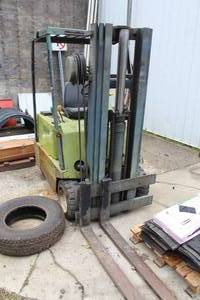 lot 821 image: Clark TM15S 2500-lb 24V Electric Forklift with Eltra C&D Ferro 24V 155A 12-Cell Battery Charger