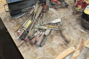 Lot of (1 Tray) Assorted Screwdrivers
