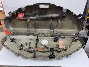 Golden Eagle Bow, Arrows, and Case