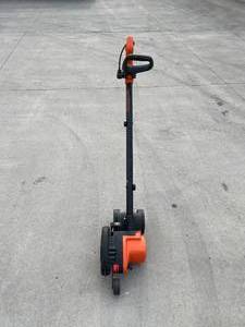 lot 4 image: Black & Decker Electric Edger