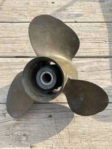 lot 7 image: Quick Silver Boat Prop