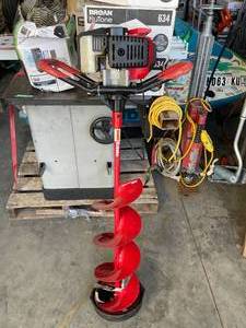 lot 46 image: Eskimo 10 Gas Ice Auger