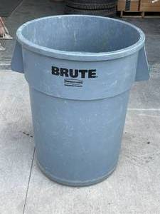 lot 72 image: 44 Gallon Brute Garbage Can