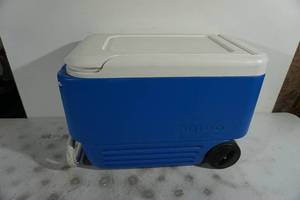 lot 167 image: Igloo Rolling Cooler