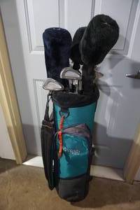 lot 171 image: Wilson Womens RH Golf Clubs with Bag