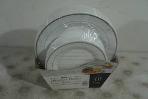 lot 14 image: NEW Members Mark Premium Plastic Plates - 48 Count
