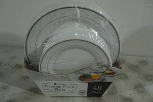 lot 159 image: NEW Members Mark Premium Plastic Plates - 48 Count