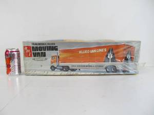 lot 13 image: Large AMT TrailmobileAllied Moving Van Semi Trailer