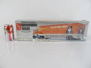 lot 22 image: Large AMT TrailmobileAllied Moving Van Semi Trailer