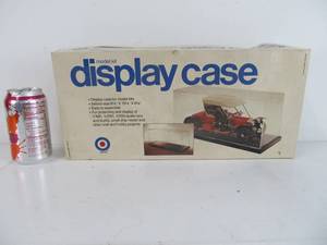 lot 76 image: Entex Display Case Model Kit