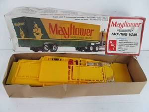 lot 214 image: Larger Vintage AMT Mayflower Moving Van Semi-Trailer