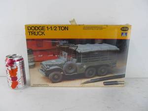 lot 321 image: Vintage Testors Dodge 1-12 Ton Truck