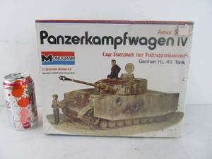 lot 326 image: Vintage Monogram Armor Series Panzerkampfwagen IV German Tank