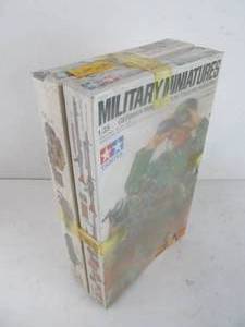 lot 327 image: Set of 2 Model Kits - Military Miniatures & Sd.kfz 222 Leichter Panzerspahwagen