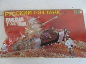 lot 353 image: Vintage Revell PYCCKNN Russian T-34 Tank