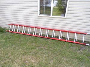 lot 12 image: 24 Fiberglass Extension Ladder-Werner