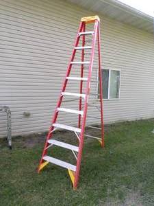 lot 15 image: 10 Fiberglass Werner Step Ladder