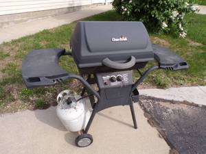 lot 19 image: Char-Broil Gas Grill with Tank