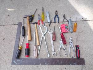 lot 38 image: Assortment of Tools- Little Red bag of Screwdrivers