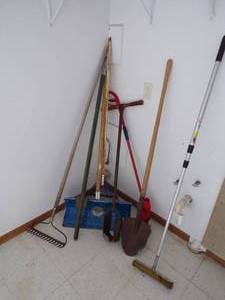 lot 42 image: Garden Tools -Post Hole Auger