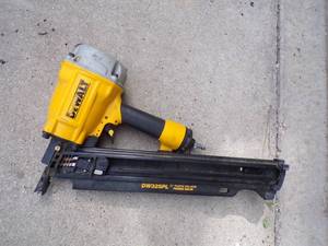 lot 59 image: Dewalt 21 plastic collated Nail Framer