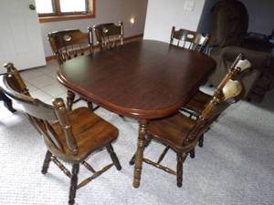 lot 75 image: Kitchen Table w 6 Chairs and Hutch