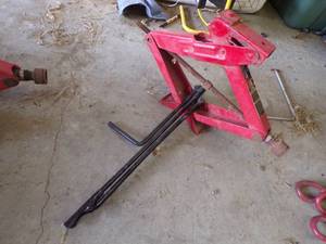 lot 114 image: 2 Ton Jack