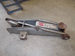 lot 143 image: Floor jack