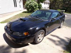 lot 1 image: 2004 Ford Mustang