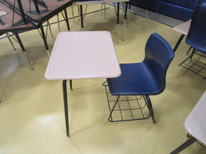 lot 329 image: (32) Student Desks 17 Seat Height