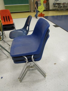 lot 339 image: (21) Student Chairs Various Seat Heights
