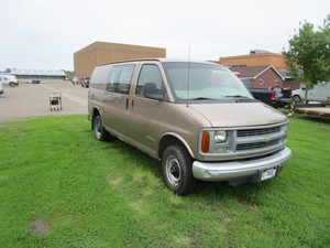 lot 5 image: 2001 Chevy 2500 Express Cargo Van