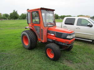 lot 1 image: Kubota L3410 Tractor
