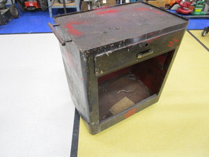 lot 67 image: Metal Shop Cabinet 18x28x32
