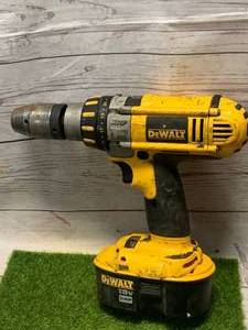 lot 9 image: DEWALT 18 VOLT CORDLESS DRILL (TESTED WORKING)