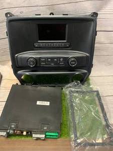 lot 16 image: 2017 CHEVY 2500 TRUCK CAR STEREO