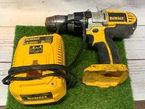 lot 20 image: DEWALT 18 VOLT DRILL & CHARGER (TESTED WORKING)