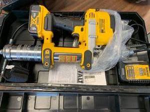lot 26 image: NEW 20 VOLT DEWALT DCGG571 71 LI-ION CORDLESS GREASE GUN (SOLD $275 ON EBAY)