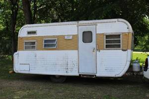 lot 304 image: 1966 Yellowstone 195 Single Axle Travel Trailer