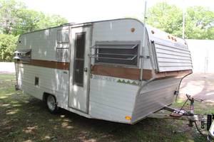 lot 303 image: 1971 Midas Smokey 15 Single Axle Travel Trailer