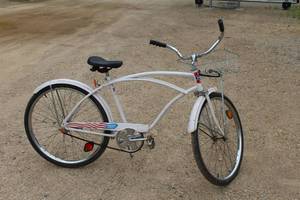 lot 312 image: Holiday American Tour 19 Mens Single-speed Street Bike White Frame