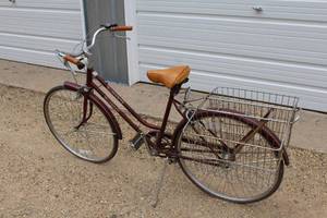 lot 316 image: Baypointe 20 Womens 3-speed Street Bike Maroon Frame