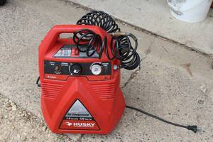 lot 320 image: Husky Easy Air 1-12 Gallon 135 PSI Portable Air Compressor