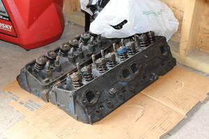 lot 324 image: 1970s Chevrolet 350cid Heads