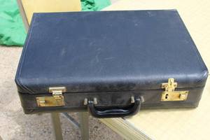 lot 332 image: Leather Briefcase