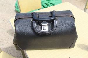 lot 333 image: Vintage Leather Medical Bag
