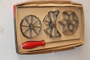 lot 366 image: Waffelbackerei Original Rosetteware (in box)